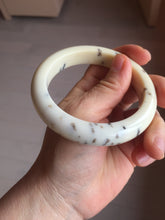Load image into Gallery viewer, 58.4mm 100% Natural beige/yellow with black/brown flying dandelions Osmanthus fragrans cake nephrite Jade bangle HN70
