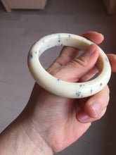 Load image into Gallery viewer, 58.4mm 100% Natural beige/yellow with black/brown flying dandelions Osmanthus fragrans cake nephrite Jade bangle HN70