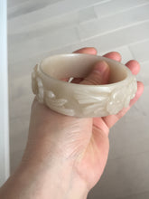 Load image into Gallery viewer, 61mm 100% natural light pink beige white Quartzite (Shetaicui jade) carved flowers bangle XY113