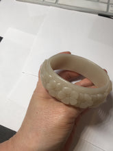 Load image into Gallery viewer, 61mm 100% natural light pink beige white Quartzite (Shetaicui jade) carved flowers bangle XY113