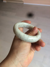 Load image into Gallery viewer, 51.8mm 100% Natural beige with black/brown flying dandelions Osmanthus fragrans cake nephrite Jade bangle HT93