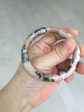 Load image into Gallery viewer, 52.8mm 100% natural fresh light pink/black round cut rose stone (Rhodonite)bangle XY104