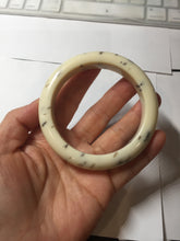 Load image into Gallery viewer, 58.4mm 100% Natural beige/yellow with black/brown flying dandelions Osmanthus fragrans cake nephrite Jade bangle HN70