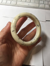 Load image into Gallery viewer, 58.4mm 100% Natural beige/yellow with black/brown flying dandelions Osmanthus fragrans cake nephrite Jade bangle HN70