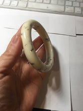 Load image into Gallery viewer, 58.4mm 100% Natural beige/yellow with black/brown flying dandelions Osmanthus fragrans cake nephrite Jade bangle HN70