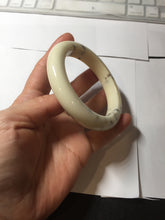 Load image into Gallery viewer, 58.4mm 100% Natural beige/yellow with black/brown flying dandelions Osmanthus fragrans cake nephrite Jade bangle HN70