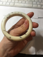 Load image into Gallery viewer, 58.4mm 100% Natural beige/yellow with black/brown flying dandelions Osmanthus fragrans cake nephrite Jade bangle HN70