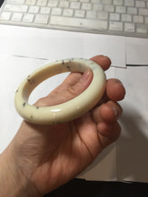 Load image into Gallery viewer, 58.4mm 100% Natural beige/yellow with black/brown flying dandelions Osmanthus fragrans cake nephrite Jade bangle HN70