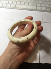 Load image into Gallery viewer, 58.4mm 100% Natural beige/yellow with black/brown flying dandelions Osmanthus fragrans cake nephrite Jade bangle HN70