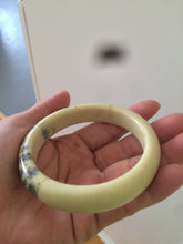 Load image into Gallery viewer, 58.9mm100% Natural butter yellow with black floating wildflowers Xiu Jade Serpentine bangle T348