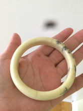 Load image into Gallery viewer, 58.9mm100% Natural butter yellow with black floating wildflowers Xiu Jade Serpentine bangle T348