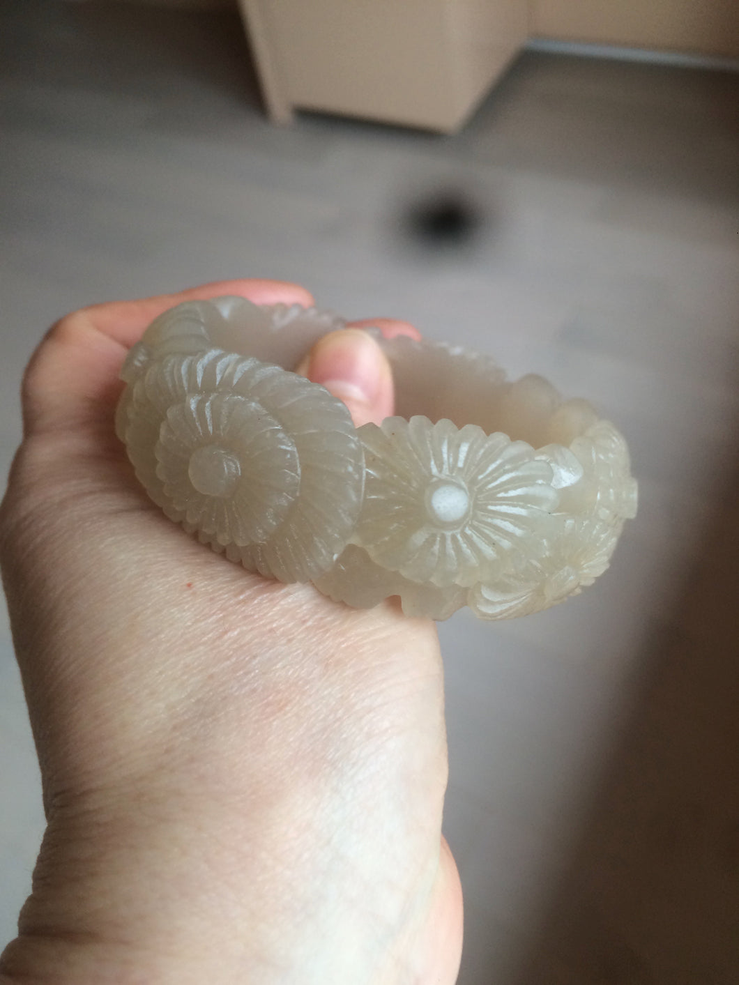 55mm 100% natural light pale pink/gray/beige Quartzite (Shetaicui jade) carved flowers bangle SY51