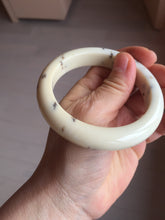 Load image into Gallery viewer, 58.4mm 100% Natural beige/yellow with black/brown flying dandelions Osmanthus fragrans cake nephrite Jade bangle HN70
