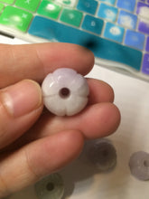 Load image into Gallery viewer, 16mm 100% natural light green/purple carved lotus jadeite jade beads K120
