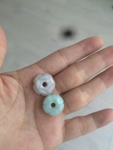 Load image into Gallery viewer, 16mm 100% natural light green/purple carved lotus jadeite jade beads K120
