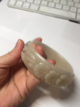 Load image into Gallery viewer, 61mm 100% natural light pink beige white Quartzite (Shetaicui jade) carved flowers bangle XY113

