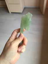 Load image into Gallery viewer, 16cm 100% Natural light green Xiu Jade Serpentine vantage carved lily hairpin AW23
