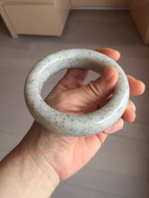 Load image into Gallery viewer, 58.4mm 100% Natural beige/white with black/brown flying dandelions Osmanthus fragrans cake Chubby nephrite Jade bangle HN90
