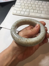 Load image into Gallery viewer, 58.4mm 100% Natural beige/white with black/brown flying dandelions Osmanthus fragrans cake Chubby nephrite Jade bangle HN90
