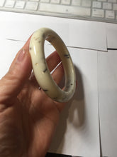 Load image into Gallery viewer, 58.4mm 100% Natural beige/yellow with black/brown flying dandelions Osmanthus fragrans cake nephrite Jade bangle HN70
