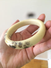 Load image into Gallery viewer, 58.9mm100% Natural butter yellow with black floating wildflowers Xiu Jade Serpentine bangle T348
